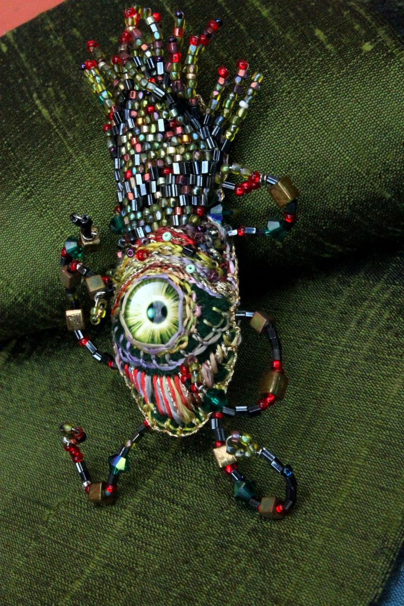 broche brodée insecte