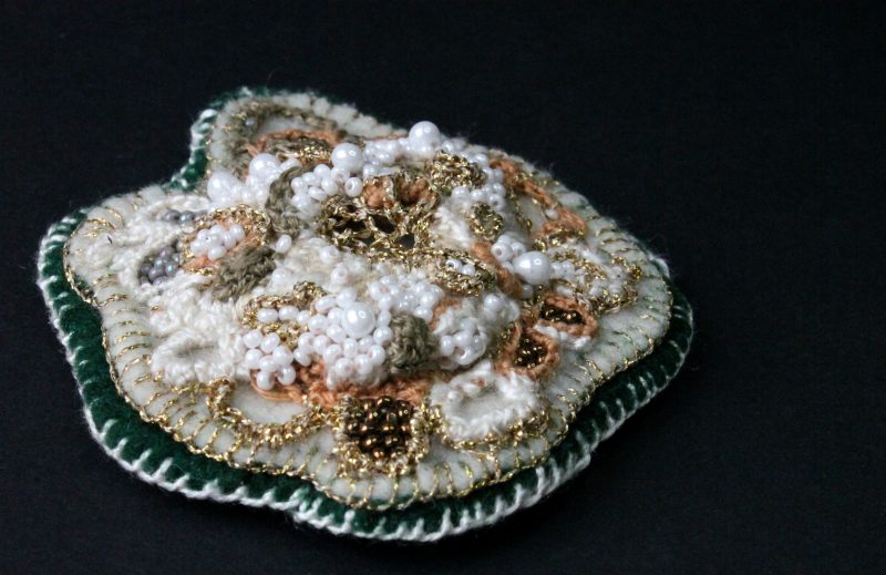 Broche brodée abstraite texture corail blanc bijou art textile – Image 4