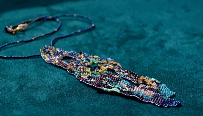 Long collier de perles, tissage main, couleurs lagon, Collection de l'Âme Chant Numéro 9 – Image 3