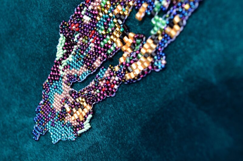 Long collier de perles, tissage main, couleurs lagon, Collection de l'Âme Chant Numéro 9 – Image 6