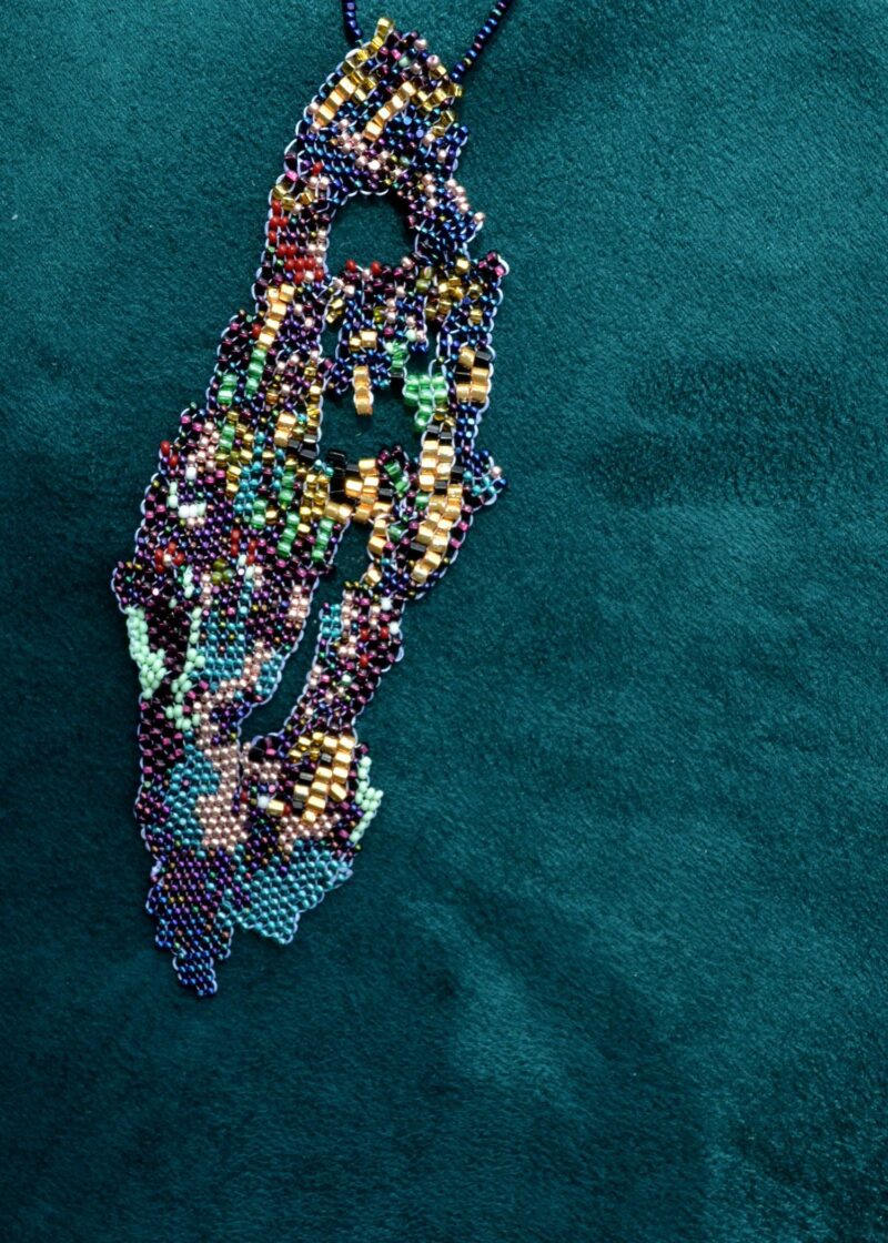 Long collier de perles, tissage main, couleurs lagon, Collection de l'Âme Chant Numéro 9 – Image 7