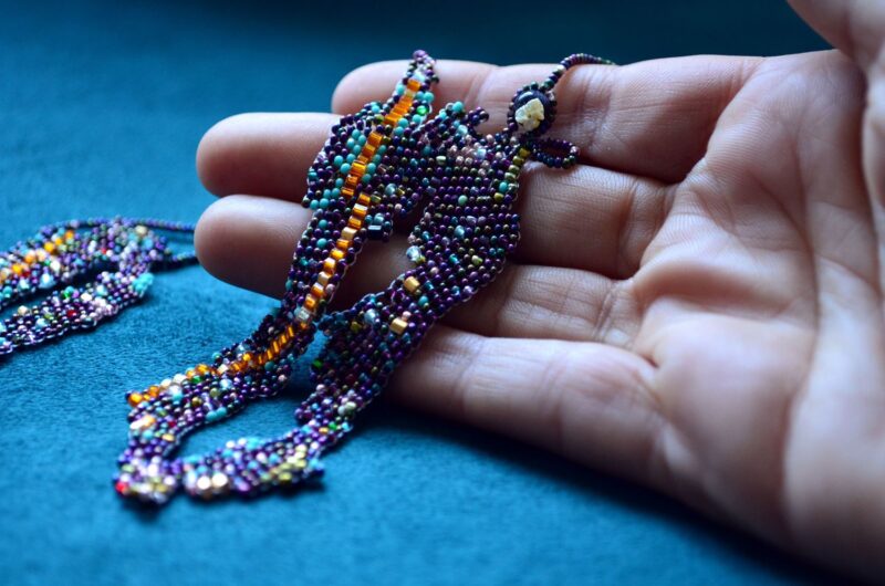 Double pendentif, dos et buste, collier perles tissées, violet et orange, Collection de l'Âme, Chant Numéro 16 – Image 2